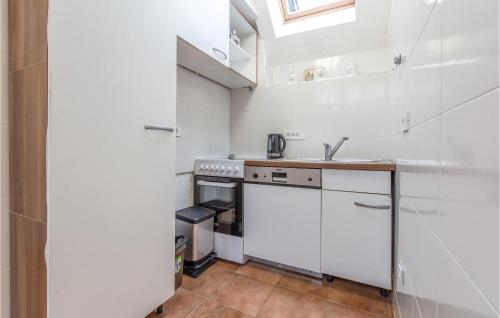 Η κουζίνα ή μικρή κουζίνα στο 1 Bedroom Nice Apartment In Col