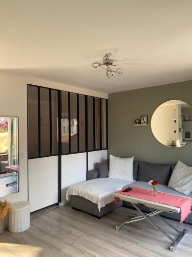 une chambre avec un lit et une table dans l'établissement Cocon charmant et fonctionnel, à Le Port-Marly