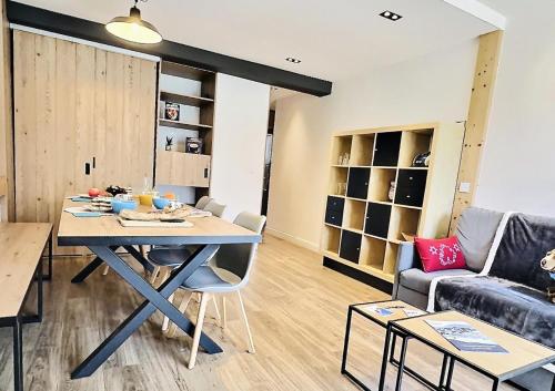 un salon avec une table et un canapé dans l'établissement Résidence Le Lac - 3 Pièces pour 8 Personnes 82, à Tignes