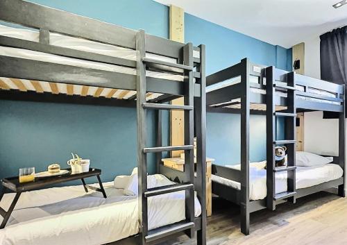 Ce dortoir comprend 2 lits superposés et une table. dans l'établissement Résidence Le Lac - 3 Pièces pour 8 Personnes 82, à Tignes