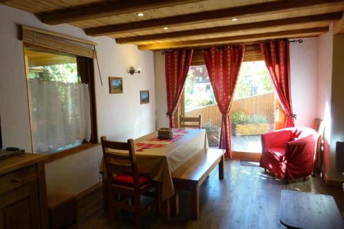 une salle à manger avec une table, des chaises et des fenêtres dans l'établissement Résidence L'horizon - bel appartement 3 pièces pour 6 personnes à Bourg Saint Maurice proche du centre ville et des commerces MAE-1702, à Bourg-Saint-Maurice