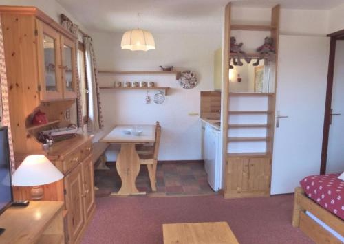 Zdjęcie z galerii obiektu Résidence Le Lac Blanc - Appartement 2 pièces cabine aux pieds des pistes et des commerces à 1850m d'altitude. MAE-1737 w mieście Les Allues