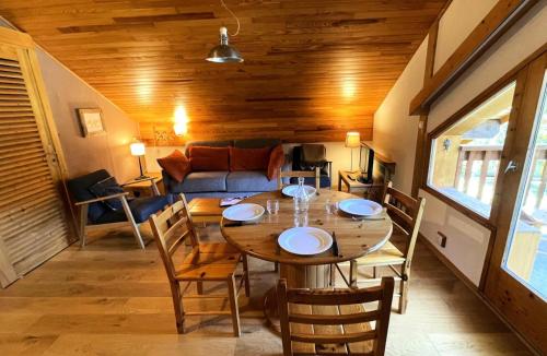 une salle à manger et un salon avec une table et des chaises dans l'établissement Résidence Les Cytelles - Appartement 2 pièces rénové, 5 personnes à Meribel Altiport au pied des pistes et proche du golf MAE-1751, à Les Allues