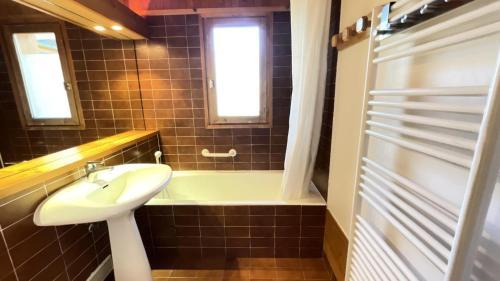 une salle de bain avec un lavabo et une baignoire dans l'établissement Résidence Les Cytelles - Appartement 2 pièces rénové, 5 personnes à Meribel Altiport au pied des pistes et proche du golf MAE-1751, à Les Allues