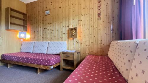 une pièce avec un canapé et une table avec un banc dans l'établissement Résidence Les Cytelles - Studio pour 4 personnes à Meribel Altiport, au pied des pistes et proche du golf MAE-1779, à Les Allues