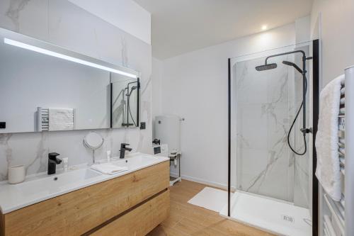 Photo de la galerie de l'établissement Suite privée dans Château & Domaine, 15min de Lyon, à Vourles