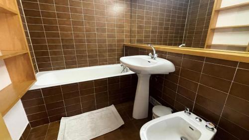 une salle de bain avec un lavabo, des toilettes et une baignoire dans l'établissement Résidence Les Cytelles - Studio pour 4 personnes à Meribel Altiport, au pied des pistes et proche du golf MAE-1779, à Les Allues