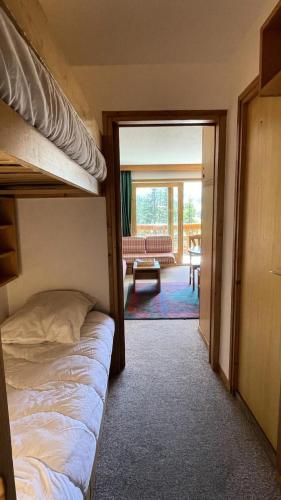 une chambre avec un lit superposé et un salon dans l'établissement Résidence Les Cytelles - Studio pour 4 personnes à Méribel Altiport, au pied des pistes et proche du golf MAE-1804, à Les Allues