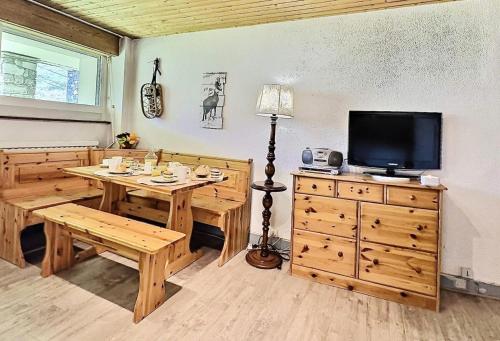 une salle à manger avec une table et une télévision sur une commode dans l'établissement Résidence Neige Et Soleil - Studio 4 personnes à Tignes au pied des pistes et proche des commerces dans le quartier du Rosset. Studio très bien agencé avec MAE-1806, à Tignes