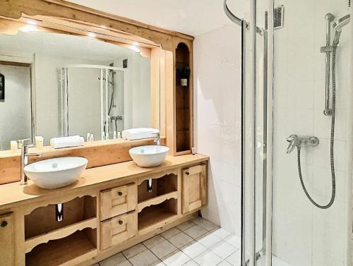 łazienka z dwiema umywalkami i prysznicem w obiekcie Résidence Neige Et Soleil - Studio 4 personnes à Tignes au pied des pistes et proche des commerces dans le quartier du Rosset. Studio très bien agencé avec MAE-1806 w mieście Tignes