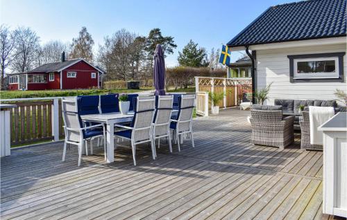 セルヴェスボリにある3 Bedroom Cozy Home In Sölvesborgのデッキ(テーブル、椅子、パラソル付)