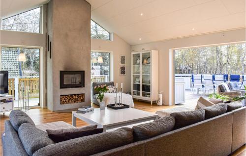Posezení v ubytování 3 Bedroom Cozy Home In Sölvesborg