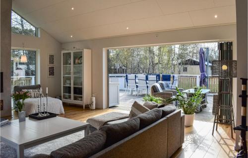 3 Bedroom Cozy Home In Sölvesborgにあるシーティングエリア