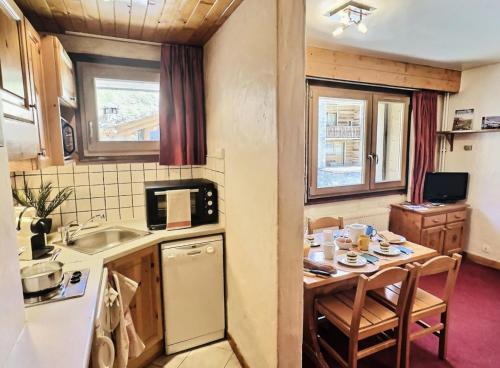 Photo de la galerie de l'établissement Résidence Rogoney - Les Bleuets - Studio 3 personnes à Val d'Isère à 300m du centre du village et 100m des pistes MAE-1850, à Val dʼIsère