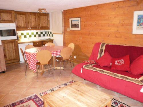 un salon avec un canapé rouge et une table dans l'établissement Résidence Fermes De Meribel G - Agréable appartement 3 pièces 6 personnes à Méribel Village proche des pistes et des commerces de Méribel Village MAE-1882, à Les Allues