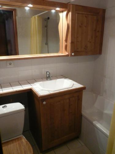 une salle de bain avec un lavabo, des toilettes et une baignoire dans l'établissement Résidence Fermes De Meribel G - Agréable appartement 3 pièces 6 personnes à Méribel Village proche des pistes et des commerces de Méribel Village MAE-1882, à Les Allues