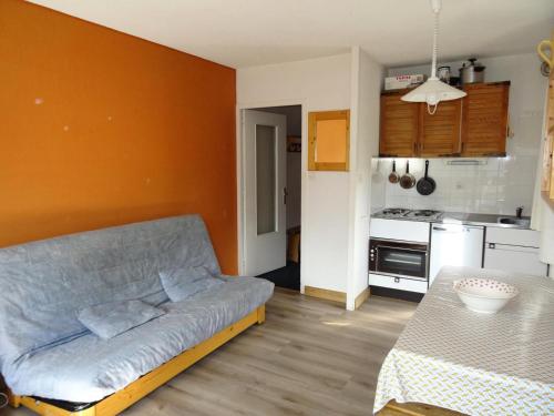 un salon avec un canapé et une cuisine dans l'établissement Résidence Rey - Plan Peisey - Appartement 2 pièces 6 personnes à Plan Peisey proche des commerces et des pistes MAE-1885, à Peisey-Nancroix