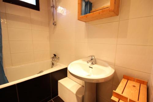 une salle de bain avec un lavabo, des toilettes et une baignoire dans l'établissement Résidence Rey - Plan Peisey - Appartement 2 pièces 6 personnes à Plan Peisey proche des commerces et des pistes MAE-1885, à Peisey-Nancroix