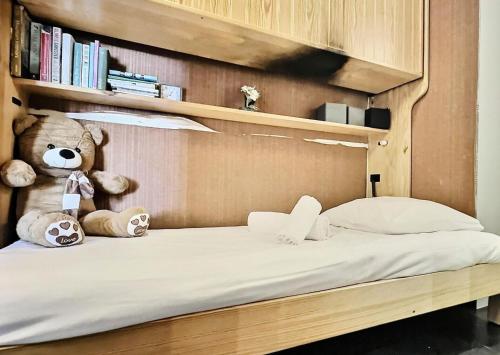 un lit avec un ours en peluche sur une étagère dans l'établissement Résidence Lot 300 A Et B - Appartement 2 pièces 4 personnes proche des pistes et des commerces dans le quartier du Lavachet. Situé au 4ème étage d'une rési MAE-1926, à Tignes