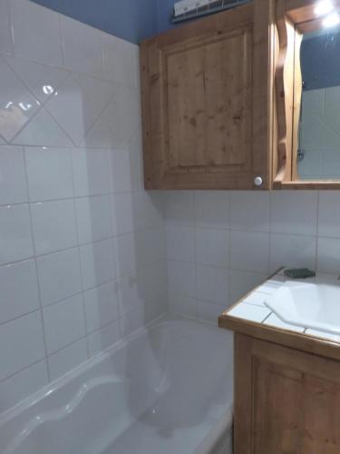 une salle de bain avec une baignoire et un lavabo dans l'établissement Résidence Fermes De Meribel G - Joli appartement 3 pièces 4 personnes sur Méribel Village proche des pistes et proche des commerces de Méribel Village MAE-1940, à Les Allues
