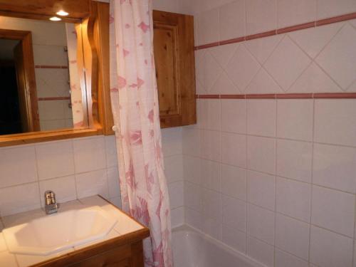 a bathroom with a sink and a bath tub at Résidence Bergerie Des 3 Vallees D - Joli appartement 3 pièces 4 personnes situé sur Les Allues dans un quartier calme MAE-1971 in Les Allues