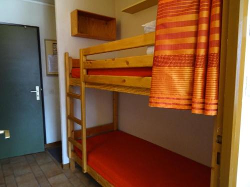 un lit superposé dans une chambre avec deux lits superposés dans l'établissement Résidence Plein Sud - Plan Peisey - Studio 4 personnes à Plan Peisey proche des commerces et des pistes MAE-1964, à Peisey-Nancroix