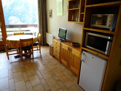une cuisine avec une table et une salle à manger dans l'établissement Résidence Plein Sud - Plan Peisey - Studio 4 personnes à Plan Peisey proche des commerces et des pistes MAE-1964, à Peisey-Nancroix