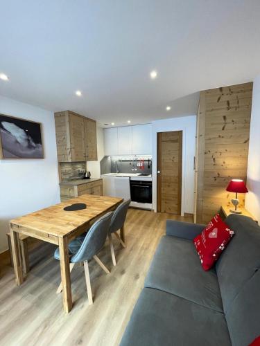 un salon avec une table en bois et un canapé dans l'établissement Résidence Le Lac Blanc - Studio 4 personnes à MOTTARET au pied des pistes et des commerces MAE-1985, à Les Allues