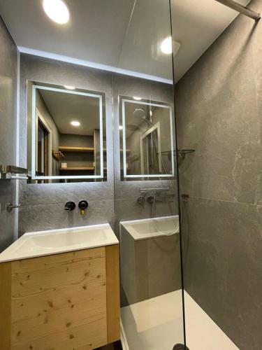 une salle de bain avec une douche en verre et un lavabo dans l'établissement Résidence Le Lac Blanc - Studio 4 personnes à MOTTARET au pied des pistes et des commerces MAE-1985, à Les Allues