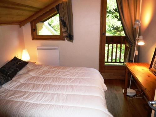 une chambre avec un lit blanc et une fenêtre dans l'établissement Résidence Le Cristal - Appartement 4 pièces de charme en duplex pour 8 personnes situé dans Méribel centre proche des commerces MAE-2007, à Les Allues