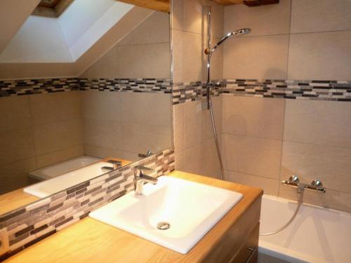 une salle de bain avec un lavabo et une douche dans l'établissement Résidence Le Cristal - Appartement 4 pièces de charme en duplex pour 8 personnes situé dans Méribel centre proche des commerces MAE-2007, à Les Allues