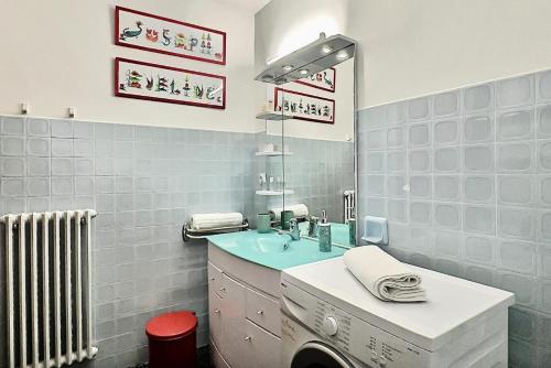 a bathroom with a sink and a washing machine at Résidence Les Ducs De Savoie - Appartement 2 pièces 6 personnes à Tignes au pied des commerces, du bowling et proche des pistes, de la piscine et de l'office d MAE-2010 in Tignes