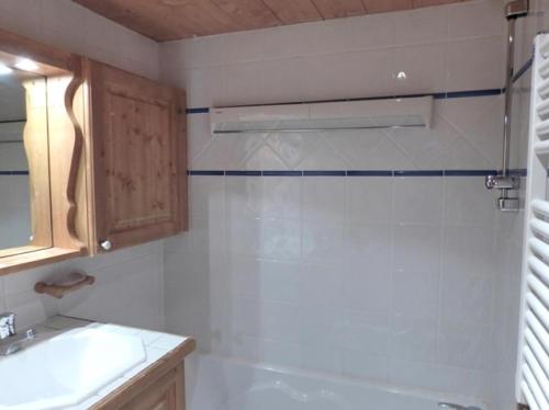 Kúpeľňa v ubytovaní Résidence Fermes De Meribel Daguet - Appartement 3 pièces 6 personnes à Méribel Village aux pieds des pistes avec accès à la piscine couverte MAE-2020