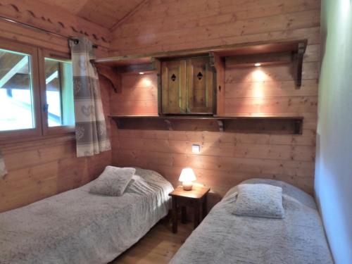 Posteľ alebo postele v izbe v ubytovaní Résidence Fermes De Meribel Daguet - Appartement 3 pièces 6 personnes à Méribel Village aux pieds des pistes avec accès à la piscine couverte MAE-2020