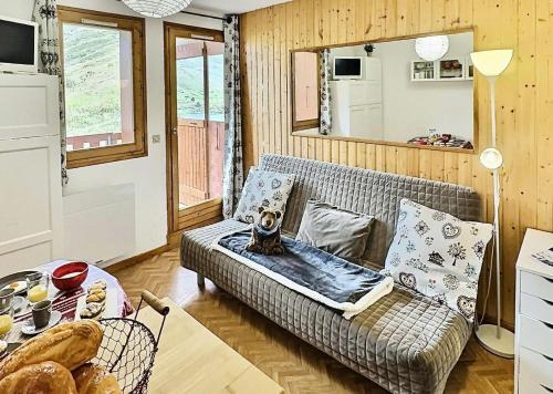 un salon avec un canapé et une table dans l'établissement Résidence Divaria - Studio cabine 4 personnes à Tignes au pied des pistes et proche des commerces dans le quartier du Lac. Situé en rez de jardin d' MAE-2114, à Tignes