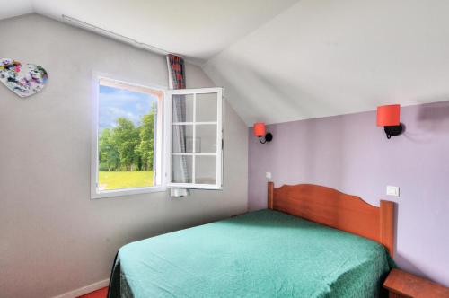 une chambre avec un lit et une fenêtre dans l'établissement La résidence du Lac - maeva Home - Maison 3 pièces 6 personnes - Sélection MAE-8131, à Monflanquin