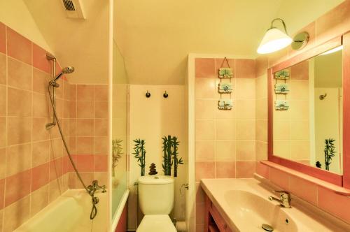 une salle de bain avec toilettes, lavabo et douche dans l'établissement La résidence du Lac - maeva Home - Maison 3 pièces 6 personnes - Sélection MAE-8131, à Monflanquin