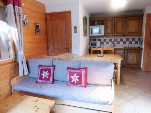 un salon avec un canapé et une cuisine dans l'établissement Résidence Bergerie Des 3 Vallees D - Joli appartement 3 pièces 4 personnes situé sur Les Allues dans un quartier calme MAE-2122, à Les Allues