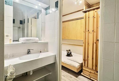 Kúpeľňa v ubytovaní Résidence Le Pramecou - Joli studio 4 personnes à Tignes proche des pistes et des commerces dans le quartier du Val Claret. Appartement situé au 5ème ét MAE-2133