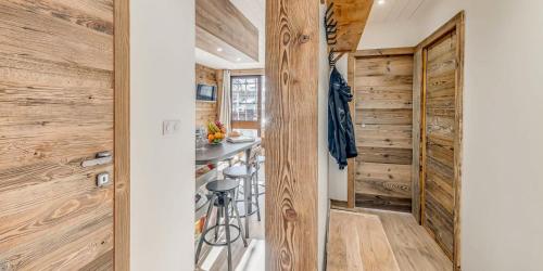 une cuisine avec des boiseries et un bar dans une petite maison dans l'établissement Résidence Hameaux De Toviere - Terrasse de 35m², un emplacement unique à TIGNES MAE-2591, à Tignes