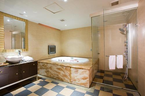 a large bathroom with a tub and a shower at Crystal Business Motel in Hsinchu City