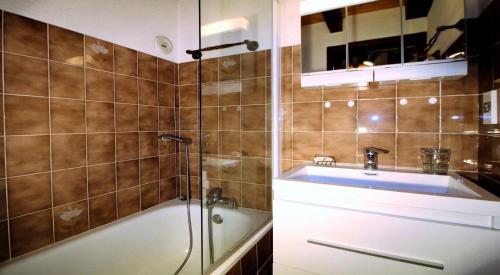 ein Badezimmer mit Dusche, Badewanne und Waschbecken in der Unterkunft Résidence BruyÈres - Les Hauts De Planchamp - 3 Pièces pour 6 Personnes MAE-3322 in Champagny-en-Vanoise