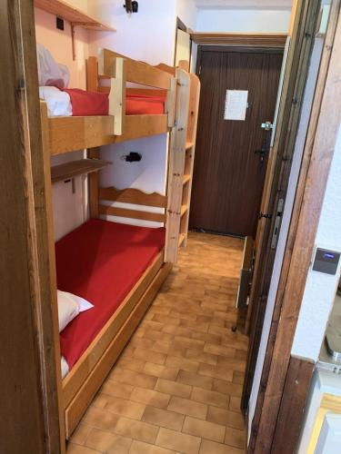 - un couloir avec 2 lits superposés dans une chambre dans l'établissement Résidence Dryades - Les Hauts De Planchamp - Studio pour 4 Personnes MAE-3341, à Champagny-en-Vanoise