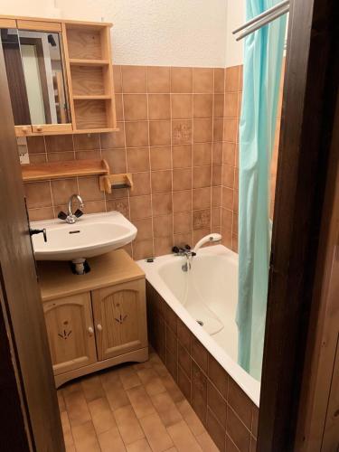 une salle de bain avec un lavabo et une baignoire dans l'établissement Résidence Dryades - Les Hauts De Planchamp - Studio pour 4 Personnes MAE-3341, à Champagny-en-Vanoise