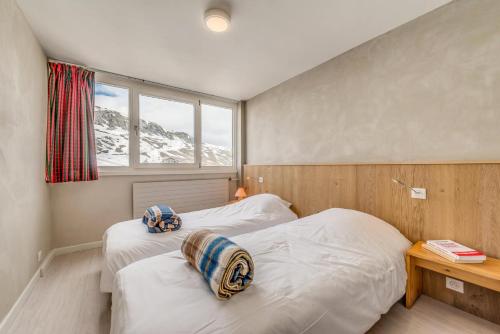 - 2 lits dans une chambre avec vue sur la montagne dans l'établissement Résidence Palafour - 3 pièces renové 3 - familial, spacieux - 2 salle de bain/douche - balcon vue lac MAE-3381, à Tignes