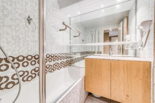 une salle de bain avec une douche, une baignoire et un lavabo dans l'établissement Résidence Palafour - 3 pièces renové 3 - familial, spacieux - 2 salle de bain/douche - balcon vue lac MAE-3381, à Tignes