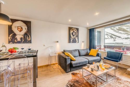 un salon avec un canapé et une table dans l'établissement Résidence MoutiÈres B - Appartement duplex rénové 4, confortable MAE-3382, à Tignes