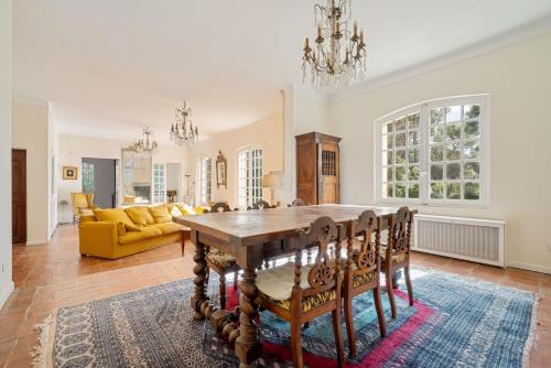 une salle à manger avec une table et des chaises dans l'établissement Bibémus, à Aix-en-Provence