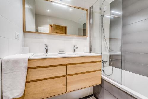 Ένα μπάνιο στο Résidence MoutiÈres B - Appartement duplex rénové 4, confortable MAE-3382