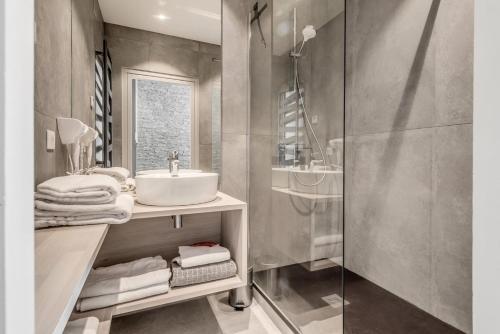 une salle de bain avec un lavabo et une douche dans l'établissement Résidence Combe Folle - Appartement rénové 3 - Terrasse - vue lac MAE-3384, à Tignes